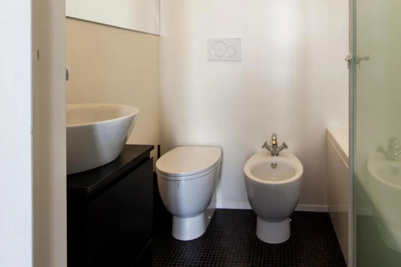 2 Bagni E Suite - House Of Art Center Mediolan Apartament